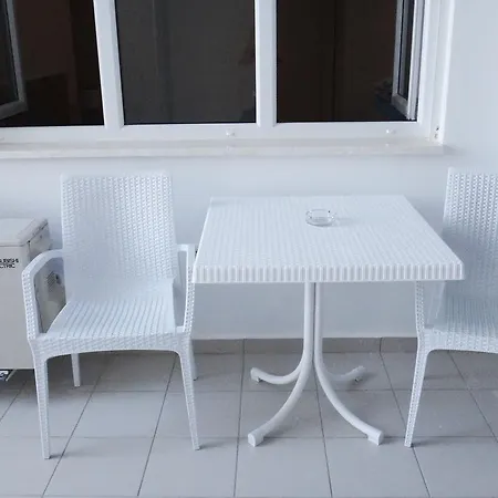 In White 아파트 Sarandë